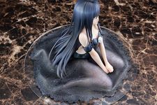 Action figure Kuroyukihime dari anime Accel World yang memakai gaun pengantin hitam transparan.