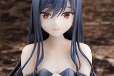 Action figure Kuroyukihime dari anime Accel World yang memakai gaun pengantin hitam transparan.