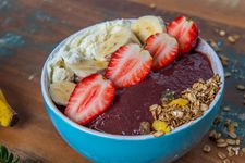 Acai bowl terbuat dari smoothies buah beri acai dengan berbagai topping.