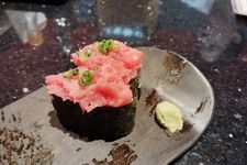 Tuna gunkan roll, salah satu menu di kaitenzushi atau sushi conveyor belt di Jepang.