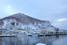 Kota dan pelabuhan Rausu di Hokkaido, Jepang, saat musim dingin.