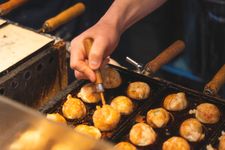 Makan takoyaki take away di Jepang dikenakan pajak 8 persen, berbeda dengan makan di tempat.