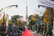 Suasana taman di Tokyo dipenuhi pohon Natal berlampu. 