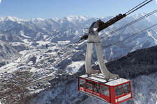 Kereta gantung di Resor Ski Yuzawa Kogen, tempat wisata musim salju dekat Tokyo, Jepang.