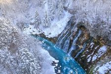 Kolam biru dan air terjun di Shirahige, Hokkaido, Jepang.