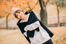 Contoh baju musim dingin di Jepang: kaus tebal lengan panjang, sweater, dan topi kupluk.