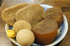 Oden khas Shizuoka biasanya berkuah gelap.