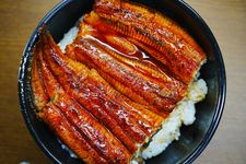 Unagi panggang khas Shizuoka Belut dengan saus manis gurih dan nasi.