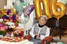 Orang tertua di dunia, Tomiko Itooka saat merayakan ulang tahunnya yang ke-116 di Kota Ashiya, Prefektur Hyogo. Tomiko Itooka meninggal pada usia 116 tahun di kota tempat tinggalnya yang diumumkan pada 4 Januari 2025. (23 Mei 2024)