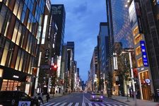 Suasana Ginza Chuo street pada malam hari.