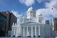 Pahatan es berbentuk Helsinksi Cathedral pada Sapporo Snow Festival 2019 di Odori Park, Kota Sapporo, Prefektur Hokkaido, Jepang, Senin (11/2/2019).