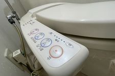 Tombol toilet canggih di Jepang di bagian samping. Lengkap dengan gambar, Bahasa Inggris, dan Bahasa Jepang.