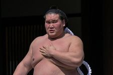 Yokozuna atau grand master sumo, Terunofuji, sedang melakukan upacara tradisional Shinto di Kuil Yasukuni di Tokyo selama honozumo tahunan. Upacara diadakan saat pameran seremonial satu hari untuk penonton yang diadakan di dalam kompleks kuil. Terunofuji memutuskan untuk pensiun, kata Asosiasi Sumo Jepang pada 16 Januari 2025. (15/4/2024) (Foto ini diambil pada 15 April 2024)