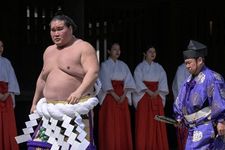 Yokozuna atau grand master sumo, Terunofuji, sedang melakukan upacara tradisional Shinto di Kuil Yasukuni di Tokyo selama honozumo tahunan. Upacara diadakan saat pameran seremonial satu hari untuk penonton yang diadakan di dalam kompleks kuil. Terunofuji telah memutuskan untuk pensiun, kata Asosiasi Sumo Jepang pada 16 Januari 2025. (Foto ini diambil pada 15/4/2024)