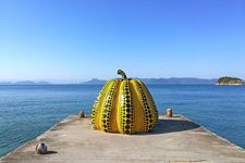 Patung Pumpkin ikonik karya Yayoi Kusama di dekat Pelabuhan Miyanoura, Pulau Naoshima, Prefektur Kagawa, Jepang. (Foto diambil 11/5/2017)