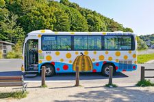 Bus dengan gambar patung Pumpkin karya Yayoi Kusama di Pulau Naoshima, Prefektur Kagawa, Jepang. (Foto diambil 11/5/2017)