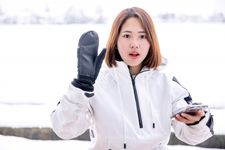 Pakailah mantel tebal saat bermain salju di resor ski Jepang.