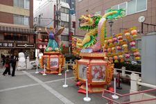 Lampion shio ayam dan naga raksasa di sebuah taman di Yokohama Chinatown, Jepang.