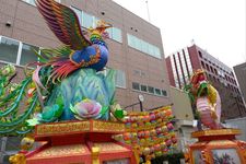 Lampion shio ayam dan naga raksasa di sebuah taman di Yokohama Chinatown, Jepang.