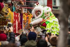 Pertunjukan barongsai saat perayaan Imlek di Jepang.