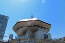 Gedung Minatomachi River Place di  Osaka, Jepang.