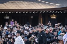 Hoshoryu (baju hitam) resmi menjadi yokozun dalam upacara masuk ring di Kuil Meiji di Tokyo pada 31 Januari 2025.