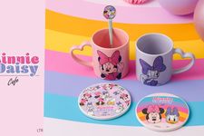 Mug bertema Daisy Duck dan Minnie Mouse di kafe bertema dua karakter Disney ini di Tokyo dan Osaka.