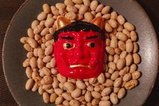 Setsubun, tradisi usir roh jahat dan sambut keberuntungan menuju musim semi di Jepang. Salah satunya dengan melempar kacang kedelai panggang di dalam dan luar rumah.