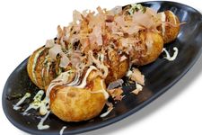 Takoyaki khas Osaka, bola-bola tepung isi gurita dengan taburan katsuobushi dan saus.