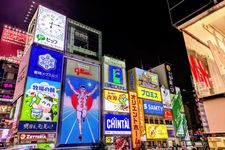 Dotonbori di Osaka terkenal dengan papan reklame Glico Man.
