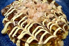 Okonomiyaki khas Osaka terbuat dari campuran tepung, irisan kol, telur, seafood, dan daging.