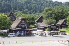 Toko suvenir di Shirakawa-go, destinasi musim dingin di Jepang.