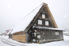 Gassho-zukuri, rumah tradisional beratap jerami miring di Shirakawa-go, Jepang.