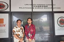 Afrianto Santoso (baju merah marun) berfoto bersama rekannya di depan kantor LPK Kaizu Hamagi Gakkou di Kota Bengkulu.