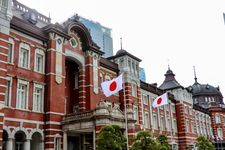 Bendera Jepang di depan Stasiun Tokyo.