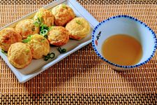 Akashiyaki khas Prefektur Hyogo mirip dengan takoyaki tetapi lebih lembut karena mengandung lebih banyak telur.