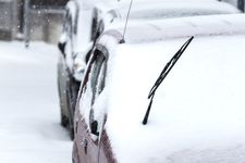 Mobil tertutup salju tebal di Jepang.