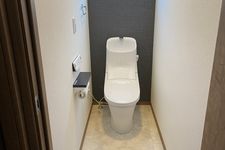 Toilet di Jepang punya fitur canggih mulai dari dudukan hangat, bidet air hangat, suara yang menyamarkan bunyi toilet, sampai wastafel kecil di atas tangki.