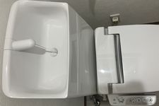 Toilet di Jepang punya fitur canggih mulai dari dudukan hangat, bidet air hangat, suara yang menyamarkan bunyi toilet, sampai wastafel kecil di atas tangki.