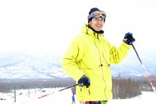 Outfit bermain ski di resor ski Sapporo, Hokkaido.