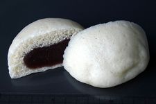 Manju, kue dari tepung terigu atau tepung beras berisi pasta kacang merah.