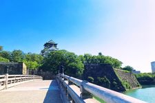 Pemandangan Kastil Osaka dari Jembatan Gokurakubashi di Osaka, Jepang.