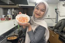 Ifah, pekerja SSW di Jepang, rutin memasak makanan Indonesia di asramanya untuk atasi homesick.