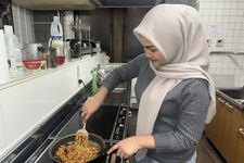 Ifah, pekerja SSW di Jepang, rutin memasak makanan Indonesia di asramanya untuk atasi homesick.