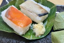 Kakinoha sushi khas Nara berupa sushi yang dibungkus daun kesemek.