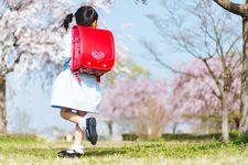 Anak sekolah dasar perempuan di Jepang biasanya memakai randoseru merah.