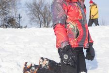 Pakai outfit ski yang proper seperti ini agar badan tetap hangat.