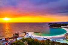 Tempat wisata wajib di Prefektur Wakayama, Jepang: onsen di pinggir Pantai Shirahama.