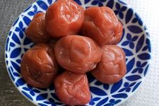 Makanan khas Prefektur Wakayama, Jepang: umeboshi atau asinan buah plum.