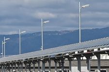 Atap terminal bus yang dipasang panel surya perovskit di Pulau Yumeshima, lokasi Expo 2025 Osaka. (Foto ini diambil pada 17/1/2025)